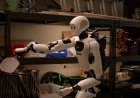 Gemini Robotics 2 spiegato: l'IA adesso insegna ai robot umanoidi a muoversi e pensare